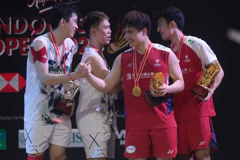 Wei Chong (kiri) dan Wun Tee bersama pasangan China selepas upacara penyampaian hadiah sejurus berakhir aksi final Terbuka Indonesia di Jakarta pada Ahad. Foto EPA
