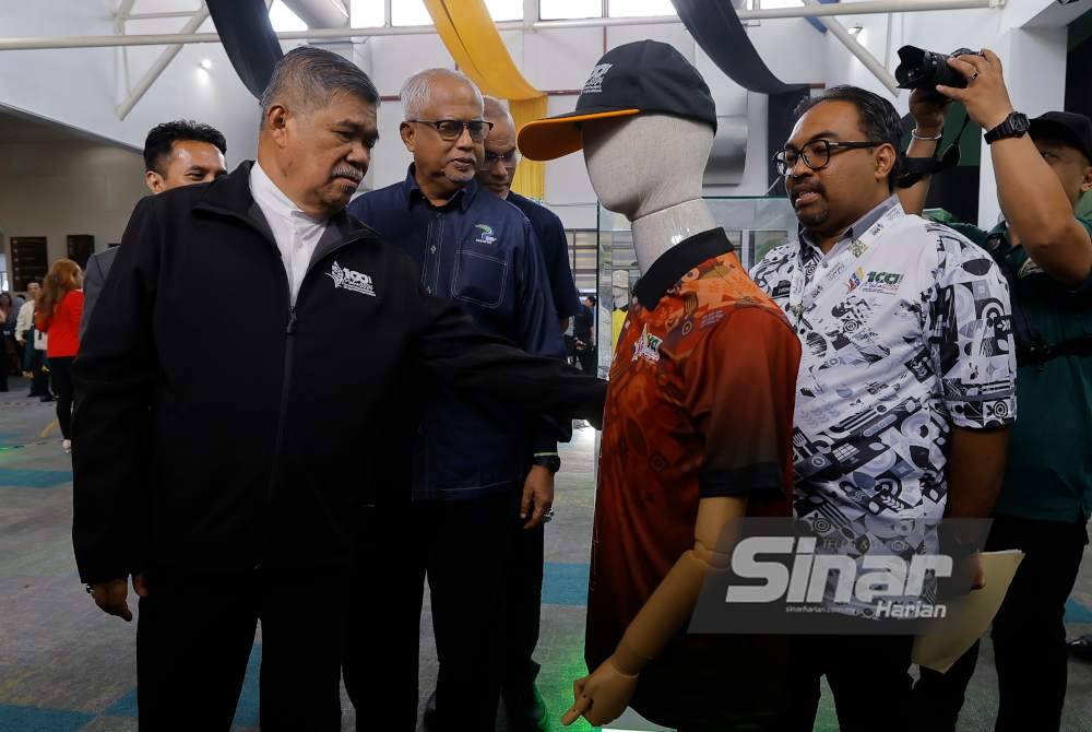 Mohamad (kiri) melawat ruangan pameran MAHA 2024 di MAEPS pada Isnin.