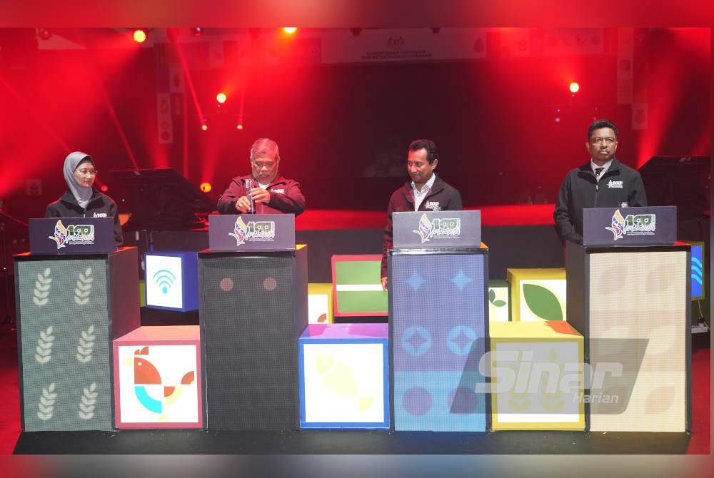 Mohamad (dua dari kiri) merasmikan majlis Peluncuran MAHA 2024 di MAEPS pada Isnin. Foto Sinar Harian - ROSLI TALIB