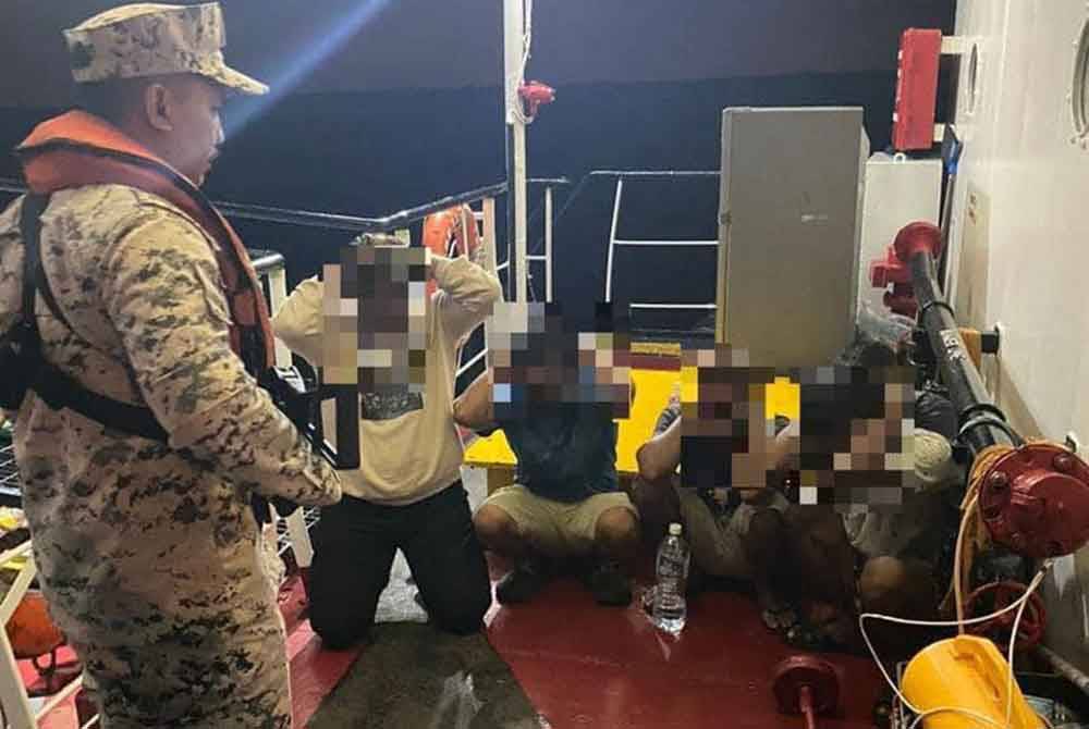 Op Tiris melibatkan seluruh perairan Zon Maritim Malaysia, merangkumi kawasan pantai barat dan timur Semenanjung Malaysia, Sabah, dan Sarawak.