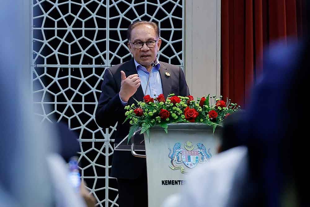 Anwar Ibrahim menyampaikan ucapan pada Majlis Perhimpunan Bulanan Kementerian Kewangan pada Selasa. Foto Bernama