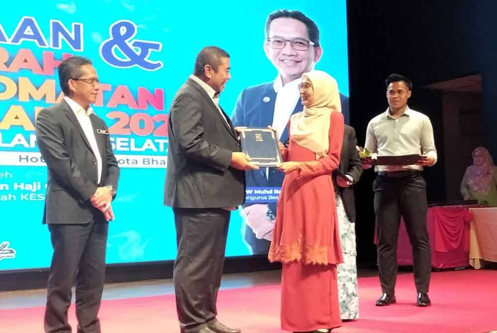 Zawawi (dua, kiri) menyampaikan Anugerah Perkhidmatan Cemerlang kepada kakitangan Kesedar sempena Majlis Penghargaan Dan Anugerah Perkhidmatan Cemerlang 2023 Kesedar pada Isnin.