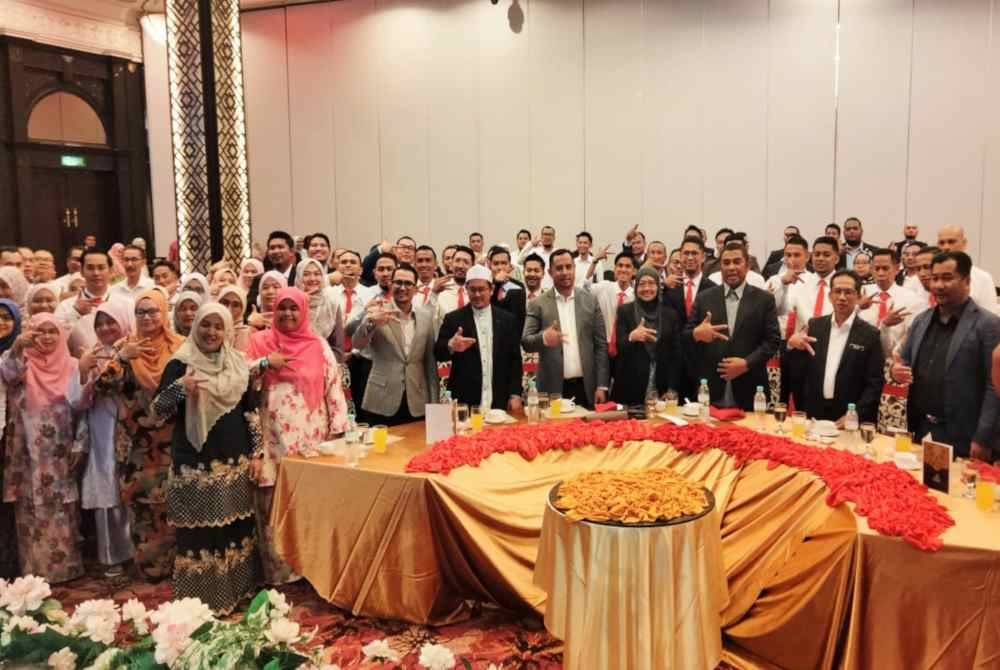 Zawawi (depan, lima dari kiri) bergambar bersama tetamu jemputan dan kakitangan ketika Majlis Penghargaan Dan Anugerah Perkhidmatan Cemerlang 2023 Kesedar pada Isnin.