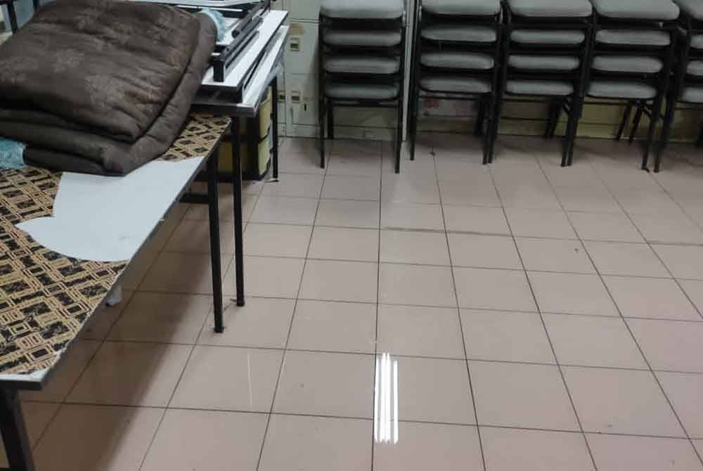 Air memasuki kelas dan beberapa bilik di bangunan PPKI menyebabkan murid belajar dalam keadaan tidak selesa.