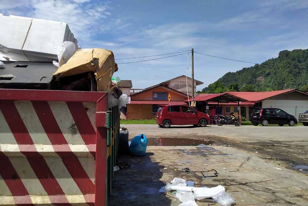 Tong sampah pasar awam berhampiran sekolah menyebabkan pembelajaran murid-murid khususnya kelas PPKI terganggu kerana bau busuk.