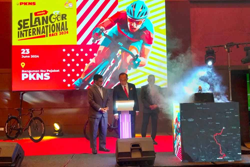 Mahmud (tengah) menyempurnakan Majlis Pra Pelancaran Selangor International Race 2024 di Pusat Konvensyen Shah Alam di Seksyen 14 pada Selasa.