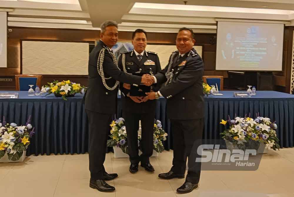 Rusdi (tengah) menyaksikan serah terima tugas Ketua Jabatan Siasatan Jenayah (JSJ) Polis Kuala Lumpur antara Habibi (kiri) kepada Mohd Razali di IPK Kuala Lumpur pada Selasa. Foto Sinar Harian-HISYAMUDDIN AYUB