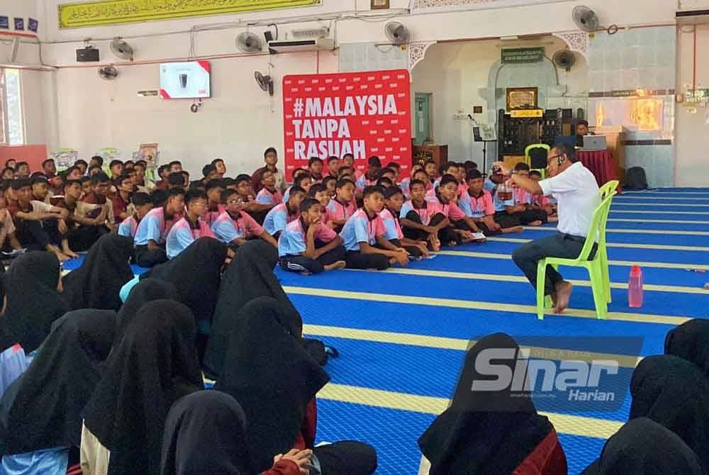 Sesi perkongsian dan penerangan dalam Jelajah Antirasuah MRSM siri kedua di MRSM Pasir Salak pada Isnin disertai 450 pelajar dan 75 kalangan guru serta kakitangan sekolah.