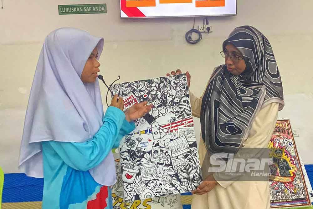 Nurhayati (kanan) semasa sesi latihan dan simulasi bersama pelajar MRSM Pasir Salak sempena Jelajah Antirasuah MRSM siri kedua di MRSM Pasir Salak pada Isnin.