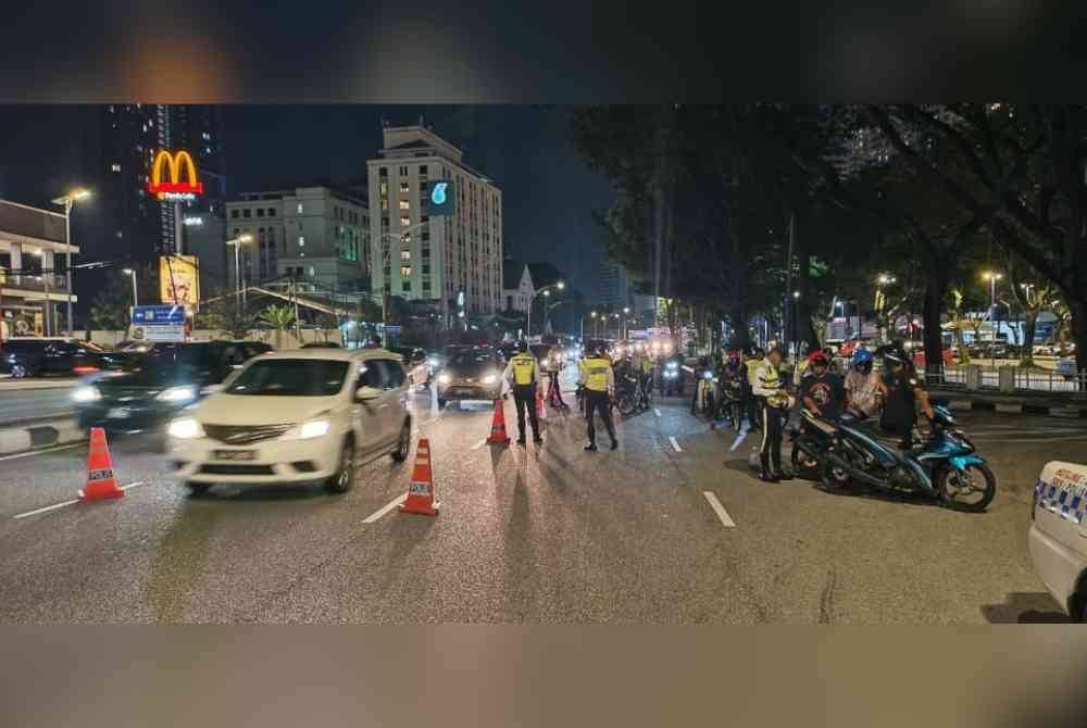 JSPT Kuala Lumpur ketika mengadakan sekatan jalan raya dalam Op HUU.