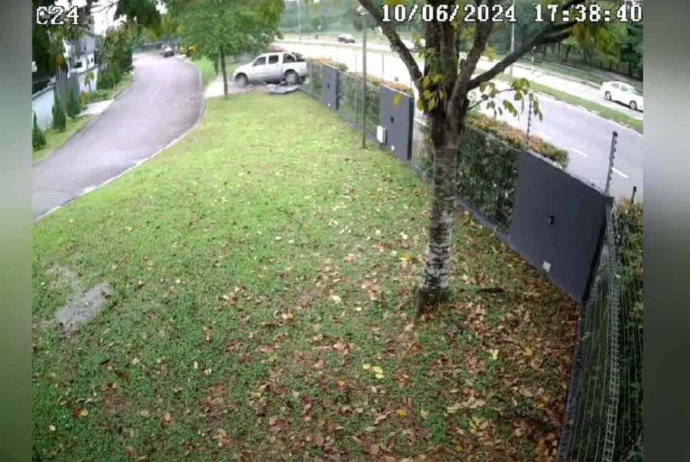 Tangkap layar daripada CCTV menunjukkan pacuan empat roda berkenaan telah merempuh dinding perimeter kawasan perumahan terbabit dalam kejadian petang semalam.