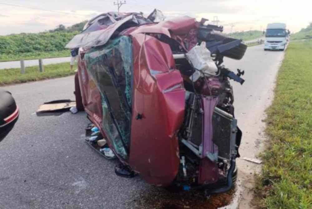 Kereta Perodua Bezza yang dinaiki mangsa terbabas dan hilang kawalan serta terbalik sebelum kedua-duanya tercampak keluar.