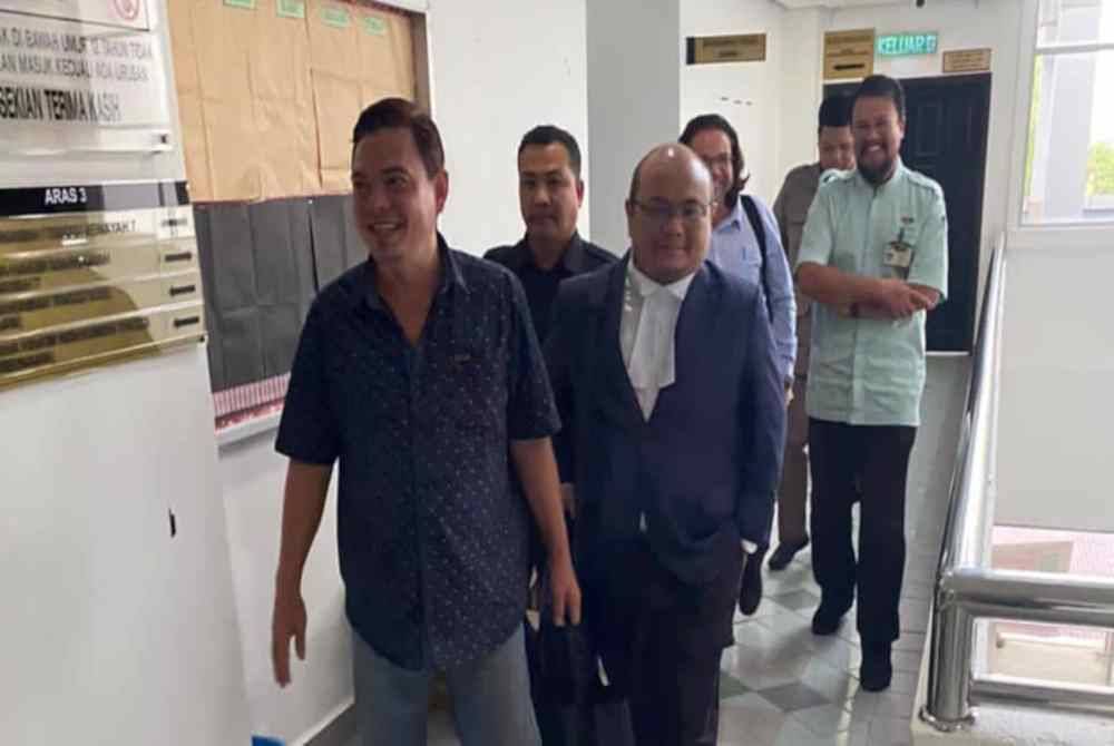 Yasin (kiri) hadir di Mahkamah Tinggi Shah Alam pada Selasa bagi prosiding sebutan kes rayuan pendakwaan terhadap pembebasannya berhubung kes dadah.