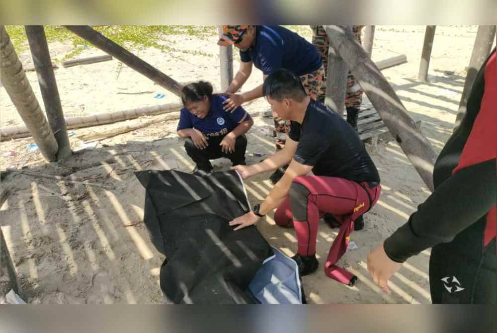 Mangsa disahkan meninggal dunia akibat lemas di pantai Kampung Bakasan, Karambunai, Kota Kinabalu.
