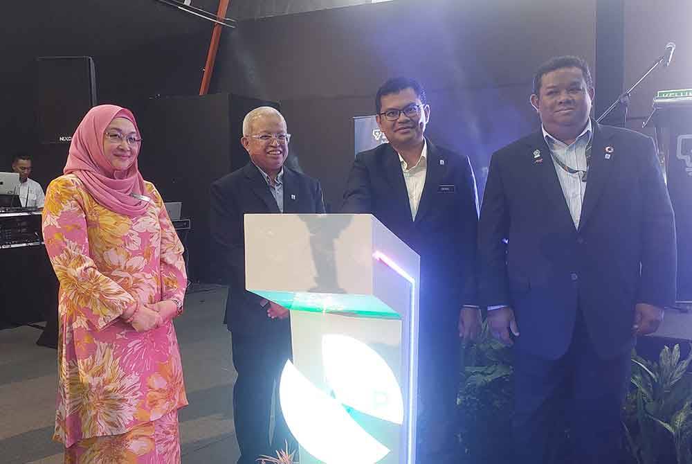 Akmal Nasrullah (dua dari kanan) menyempurnakan gimik perasmian Green Guardian Centre di Pusat Sains Negara, Kuala Lumpur pada Selasa.
