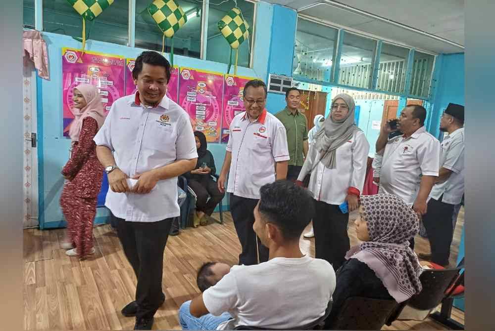 Lukanisman ketika mengadakan lawatan di Pejabat Kesihatan Daerah (PKD) Pekan pada Selasa.