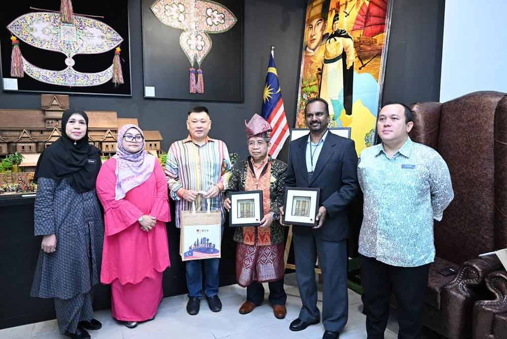 Dari kiri: Rosnani, Somira, Loke Kee,Awang, Jayappragas dan Mohd Suhaimi.