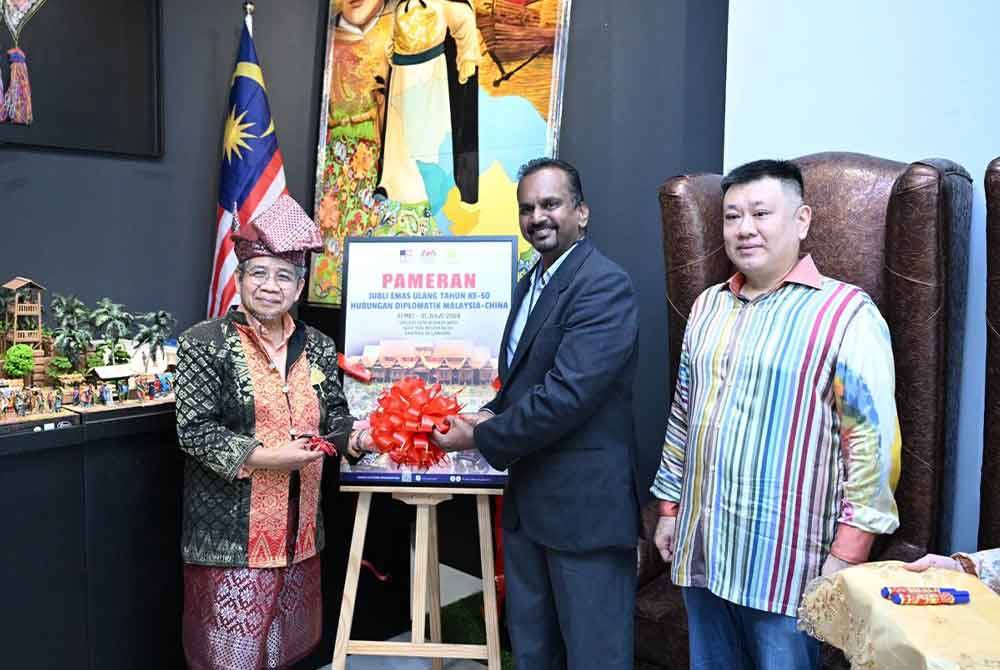 Dari kiri: Awang, Jayappragas dan Loke Kee di Majlis Perasmian Pameran Miniatur Hubungan Diplomatik Malaysia-China bersempena sambutan Jubli Emas Ulang Tahun Ke-50 kedua-dua negara itu di G-03 You Residences pada Selasa.