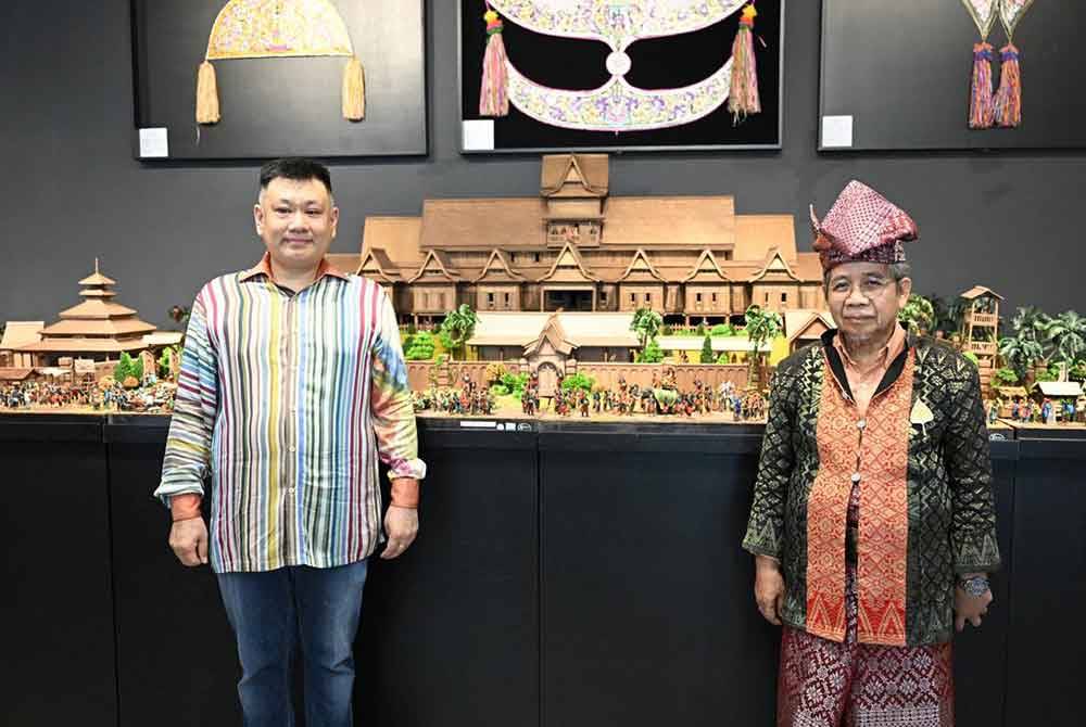 Loke Kee (kiri) bersama Awang bergambar dengan replika Kota Melaka.