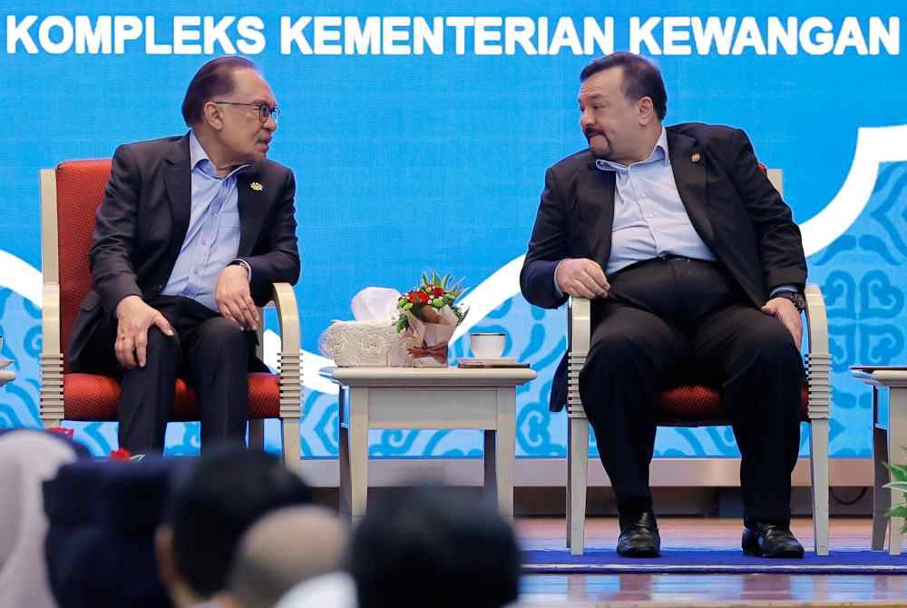 Perdana Menteri Datuk Seri Anwar Ibrahim (kiri) dan Amir Hamzah ketika Majlis Perhimpunan Bulanan Kementerian Kewangan pada Selasa. Foto Bernama