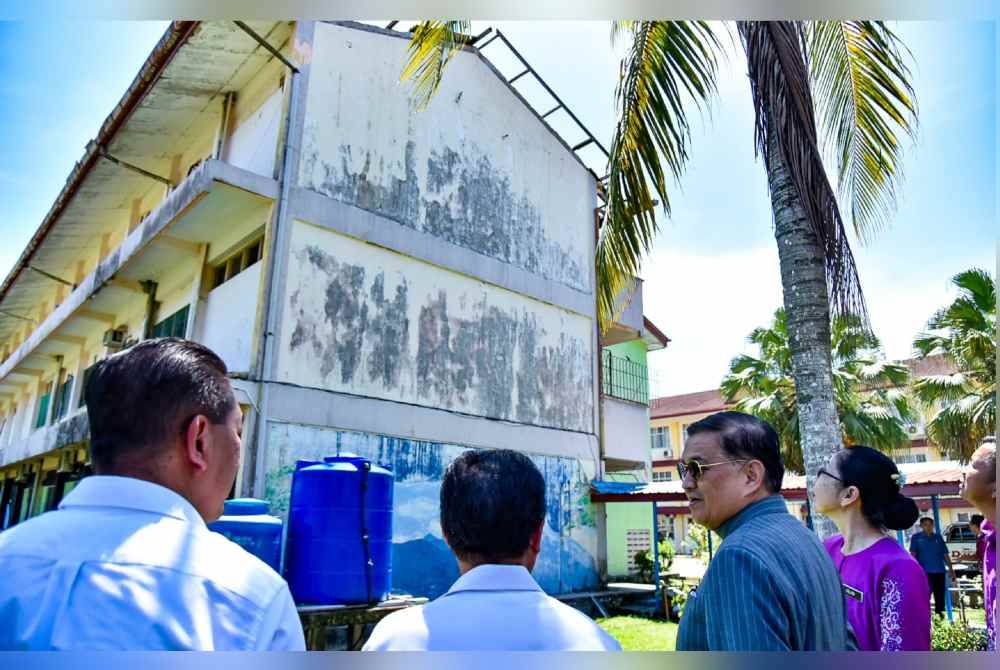 Keadaan bumbung sekolah SMK Gadong, Beaufort yang rosak dan reput.