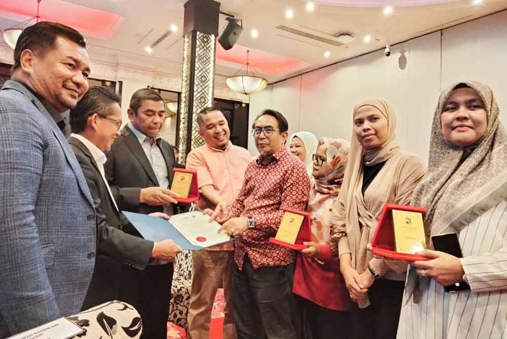 Zawawi melihat Anugerah Khas Kesedar dan Sijil Penghargaan Kesedar yang diterima oleh wakil media.