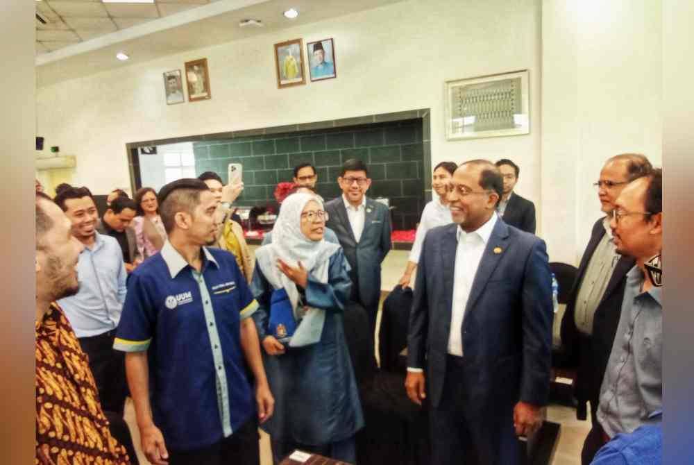 Zamry (tiga kanan) ketika hadir pada program berkenaan pada Selasa.