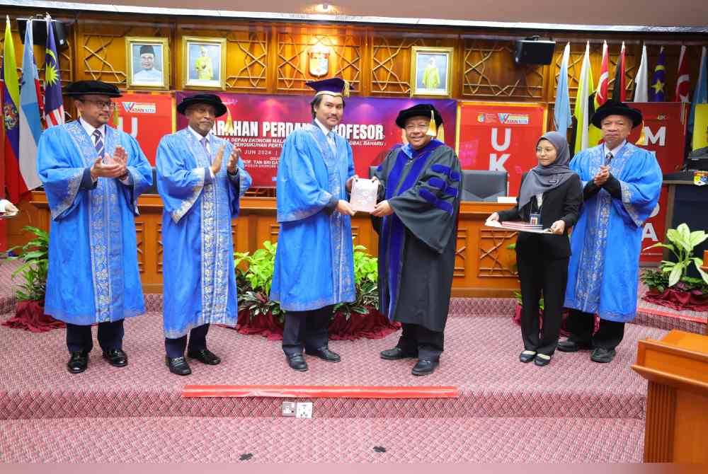 Tunku Ali Redhauddin (tiga dari kiri) menerima buku Syarahan Perdana Profesor nukilan Noor Azlan.