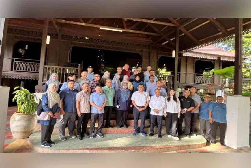 Sim Tze Tzin bersama Ahli Jawatankuasa PAC membuat tinjauan ke Perkampungan Tok Senik pada Selasa.