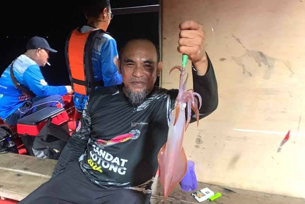 Antara hasil yang diperoleh peserta aktiviti mencandat sotong di sekitar perairan Kuala Terengganu.