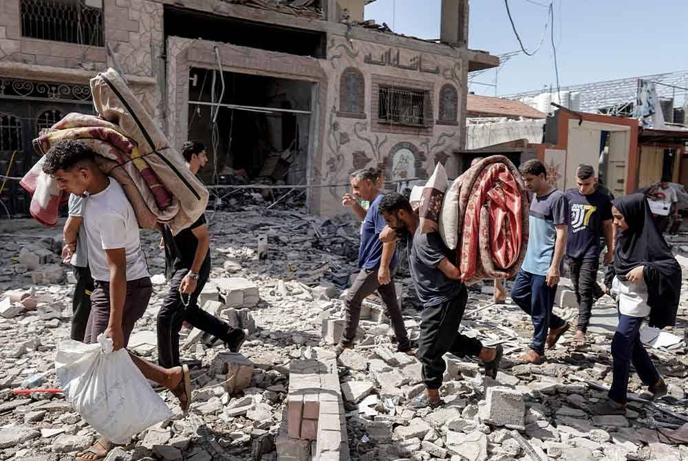 Penduduk Palestin terpaksa berpindah lagi selepas ofensif ganas dilancarkan di tengah Gaza pada akhir minggu lalu.