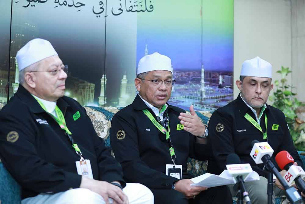 Mohd Naim (tengah) dalam sidang media selepas diberi taklimat khas berkenaan operasi haji oleh pengurusan TH, semalam.