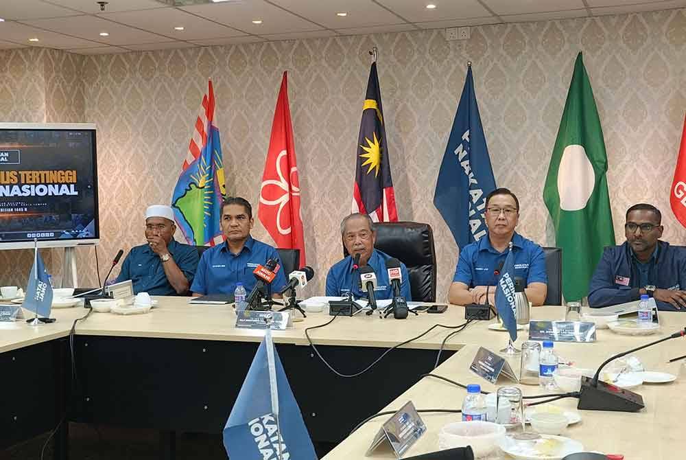 Muhyiddin (tengah) ketika sidang akhbar selepas mesyuarat Majlis Tertinggi PN di Ibu pejabat PN di Kuala Lumpur pada Selasa.