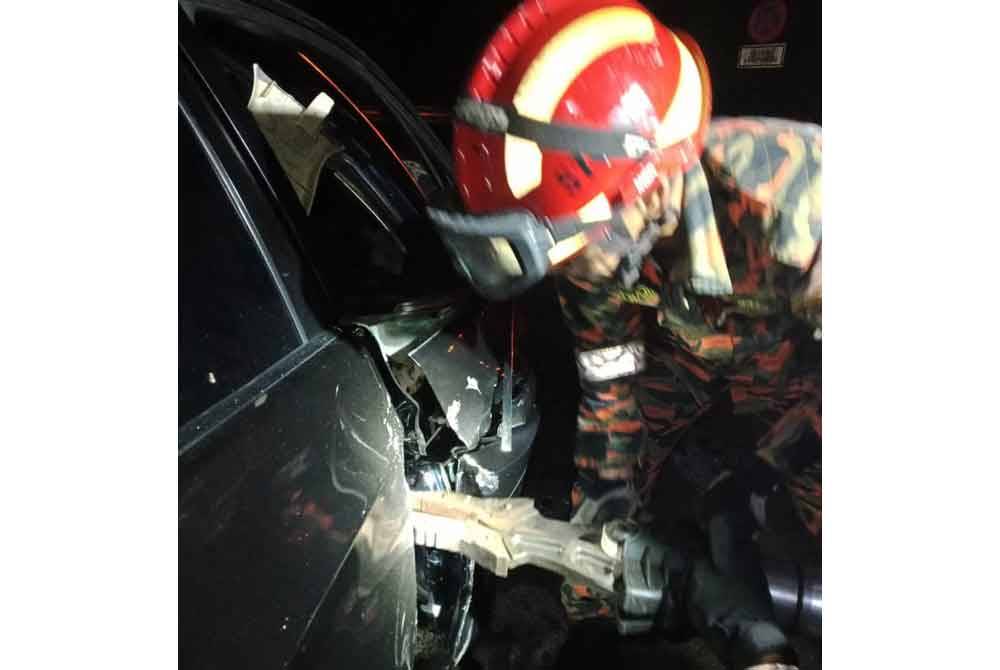 Anggota bomba menggunakan peralatan khas bagi mengeluarkan mereka yang tersepit. Foto JBPM