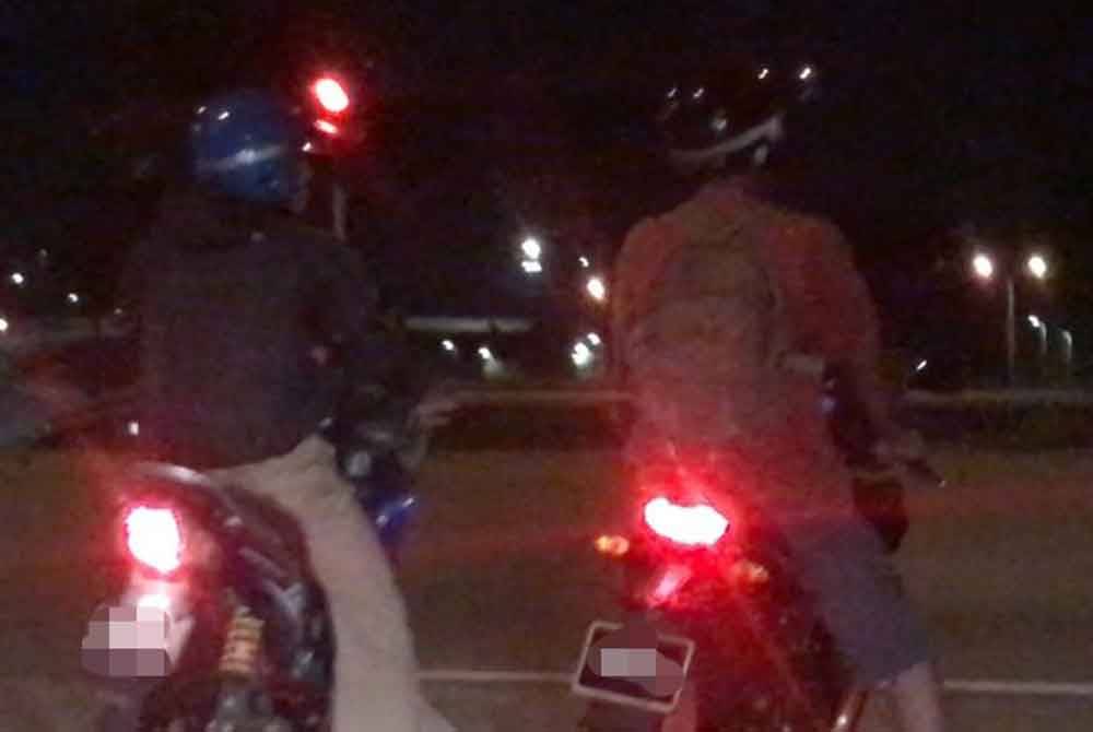 Antara penunggang motosika yang ditahan selepas dikesan melakukan aksi berbahaya di Lebuhraya Guhtrie, Sungai Buloh pada Rabu.