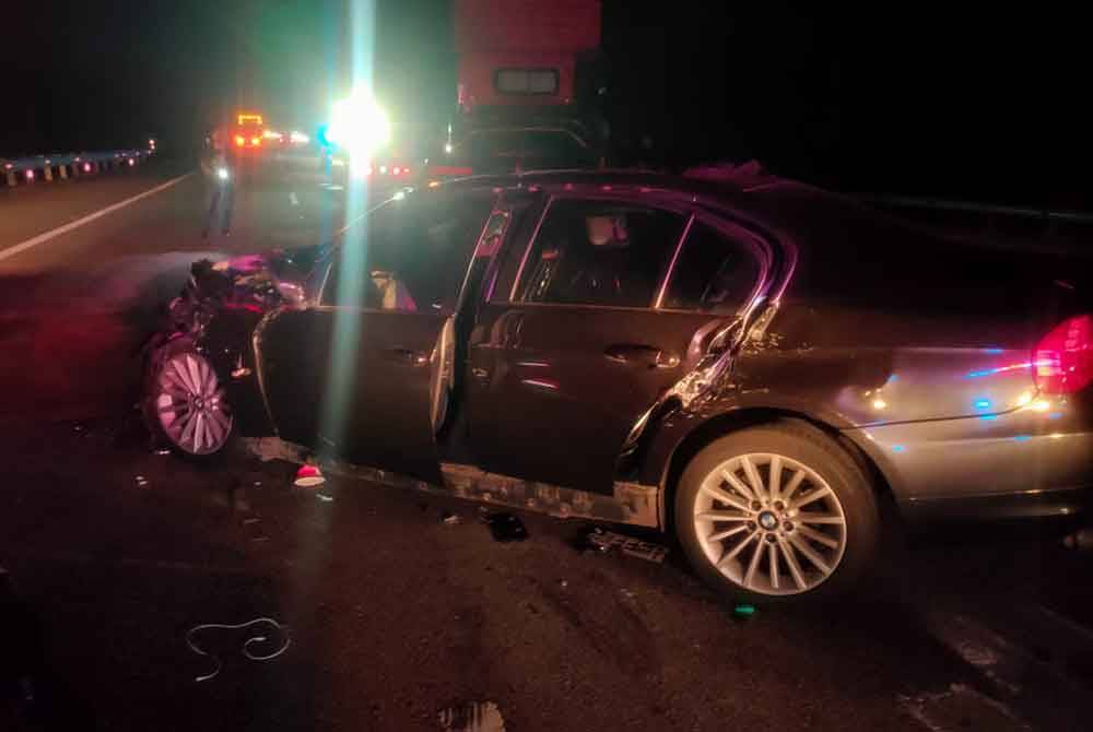 Empat maut dalam nahas di kilometer 123.8 Lebuh Raya Utara Selatan (PLUS) arah selatan dekat Batu Pahat pada Selasa.- Foto IPD Batu Pahat.