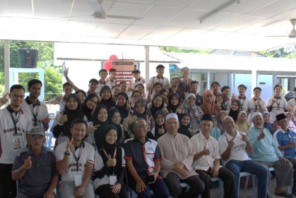 MAHASISWA UKM bergambar kenangan bersama sebahagian keluarga angkat dan penduduk kampung. 