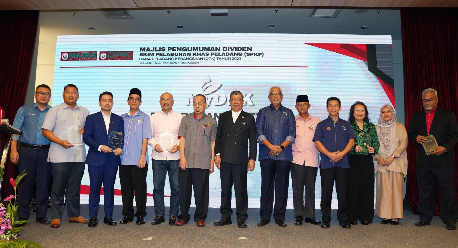 Mohamad (tengah) bersama Pengerusi Lembaga Pertubuhan Peladang, Datuk Mahfuz Omar (enam dari kanan) dan Ahli Jemaah Pengarah NAFAS, Datuk Ali Shikh Ahmad (enam dari kiri) bergambar bersama wakil pelabur tertinggi dari PPN dan PPK.