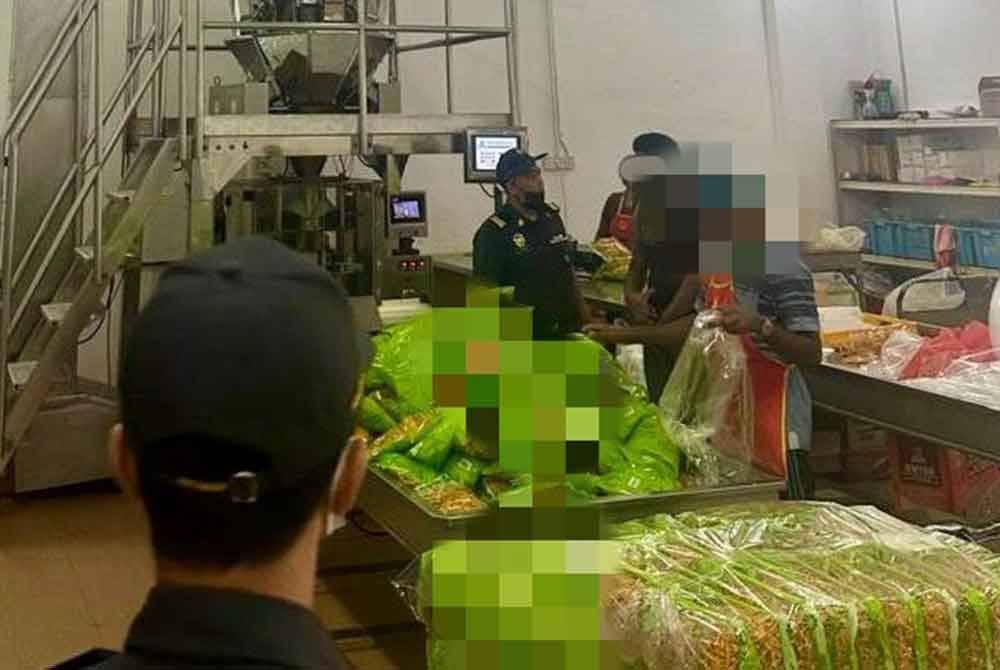 KPDN turut menyita kesemua 1,580 unit produk makanan yang menggunakan logo halal tidak sah selepas menjalankan pemeriksaan di sebuah kilang memproses muruku di Taman Pengkalan Maju, di sini pada Selasa.