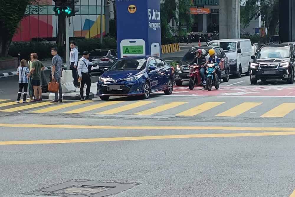 Antara kenderaan ditahan pihak polis kerana melakukan kesalahan lalu lintas menerusi Operasi Hormat Undang-undang Jalan Raya (Op HUU) di Kuala Lumpur pada Selasa. Foto PDRM
