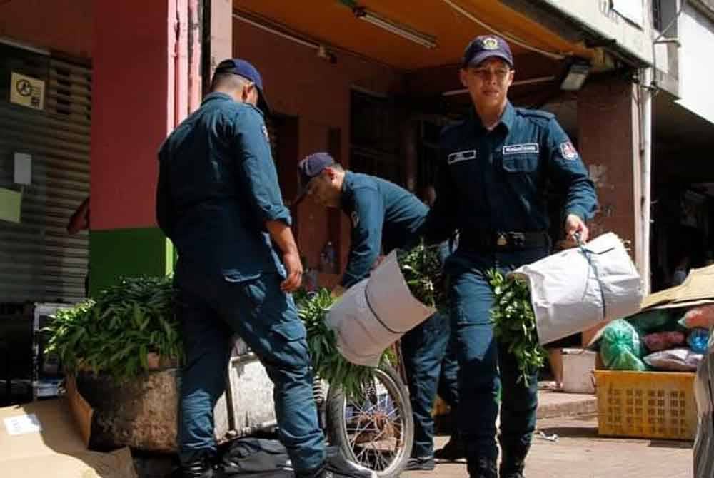 DBKL menyita barangan milik tujuh warga asing yang menjalankan perniagaan di sekitar Pasar Borong Kuala Lumpur di sini.