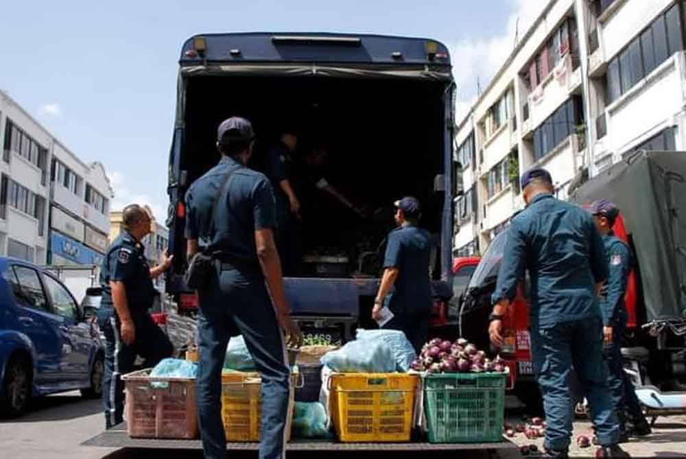 Semua barangan yang disita dan dipindah halangan dibawa ke Stor Sitaan DBKL Jalan Lombong di Taman Miharja Cheras