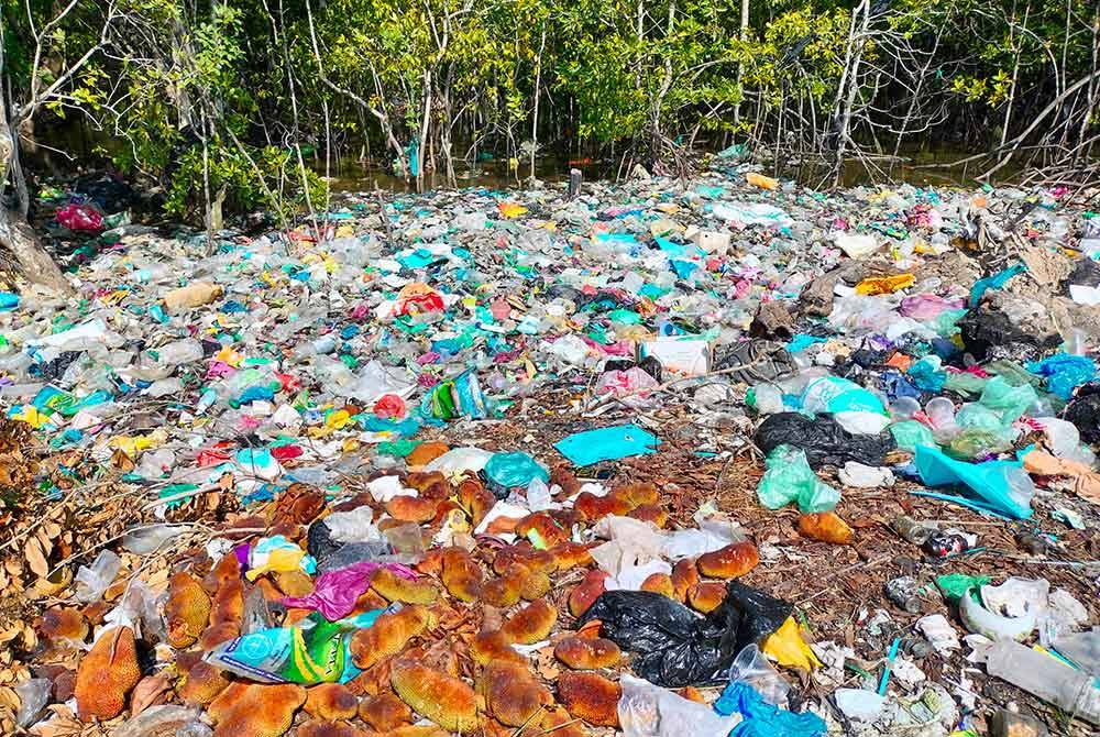 Abdul Gafar menggesa masyarakat mengambil sikap bertanggungjawab menjaga kebersihan persekitaran Sungai Merbok.