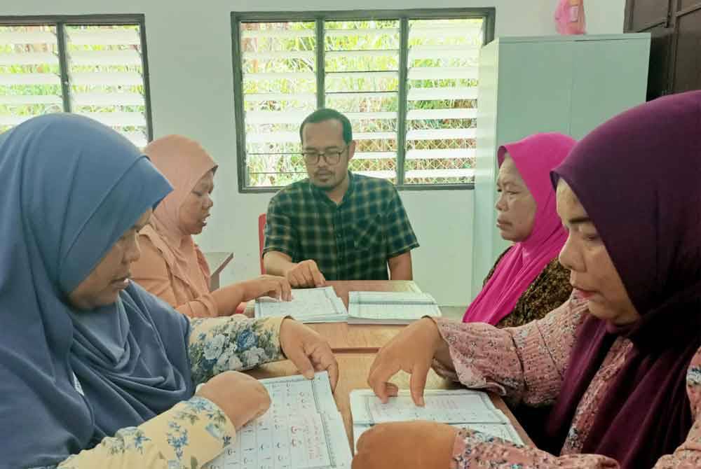 Muhammad Asrul ketika mengendalikan kelas dewasa di perkampungan Orang Asli Kampung Lalang, Simpang Pulai.