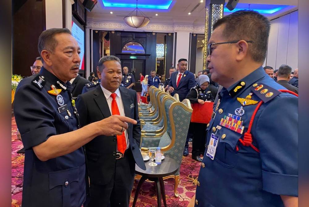 Khairul Anwar (tengah) bersama Muhamad Zaki (kiri) semasa Seminar Program Perlindungan Saksi di Kota Bharu.