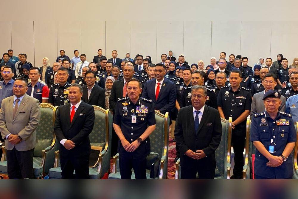 Khairul Anwar (dua dari kiri) bersama Muhamad Zaki (tiga dari kanan) semasa Seminar Program Perlindungan Saksi di Kota Bharu.