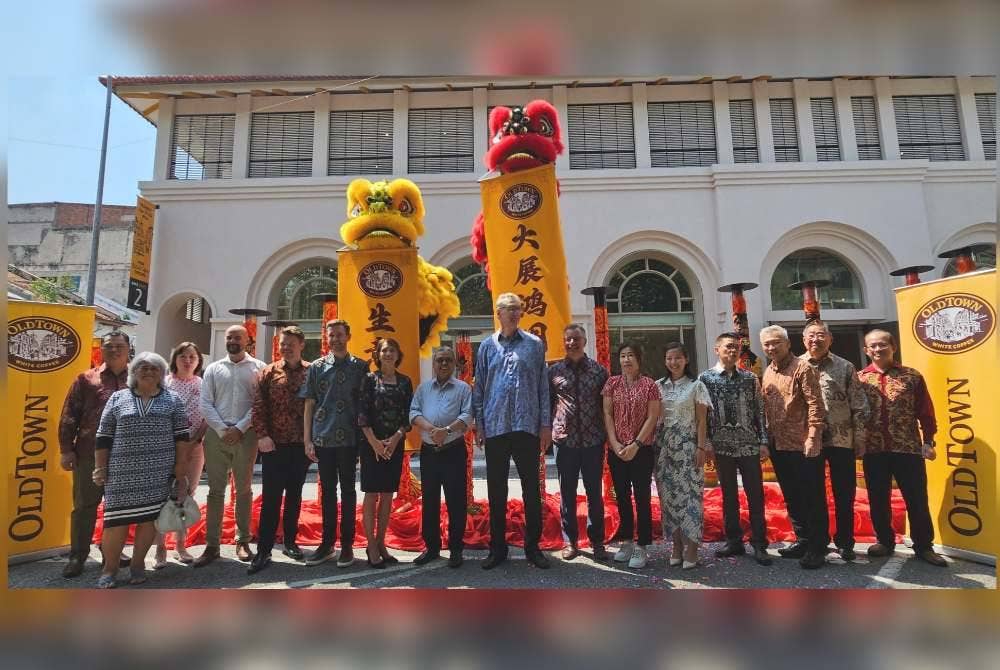 Rumaizi (lapan dari kiri) dan Jacques Werner (lapan dari kanan) merasmikan Pusat Warisan OldTown di Ipoh.