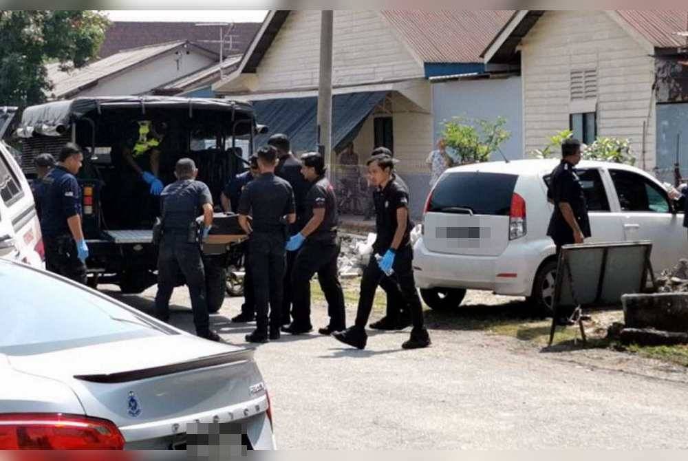Anggota polis mengangkat mayat mangsa yang dipercayai dibunuh ketika berlaku pertengkaran di Kampung Simee, Ipoh pada Rabu.