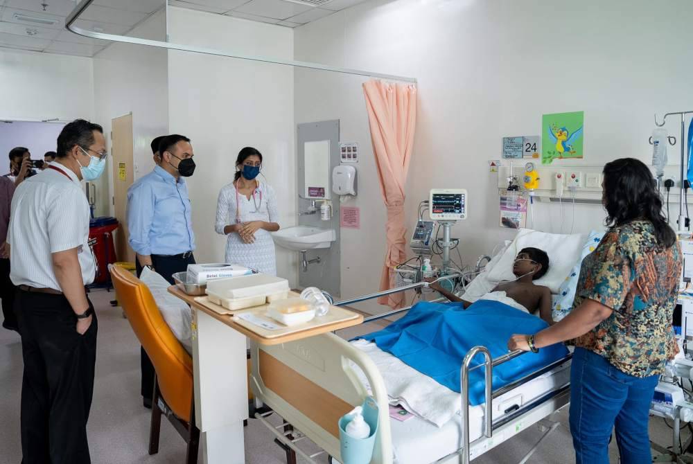 Ahmad Farhan (dua dari kiri) ketika menziarahi Thevsin di Hospital Tunku Azizah di sini, pada Selasa. Foto Facebook Anwar Ibrahim