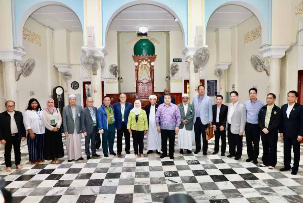 Delegasi turut dibawa melawat ke Masjid Pusat Pattani.